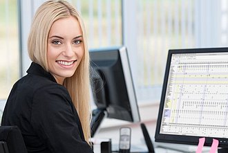 Frau am PC in SAP-Kurs